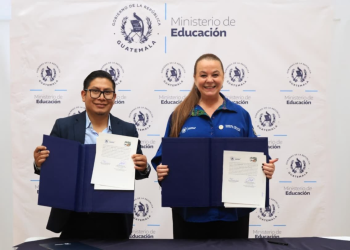 Firma de convenio entre Mineduc y ALMG. / Foto: Mineduc