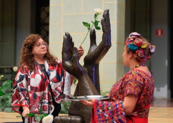 Claudia Paz y Paz recibe reconocimiento como mensajera de la paz