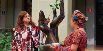 Claudia Paz y Paz recibe reconocimiento como mensajera de la paz