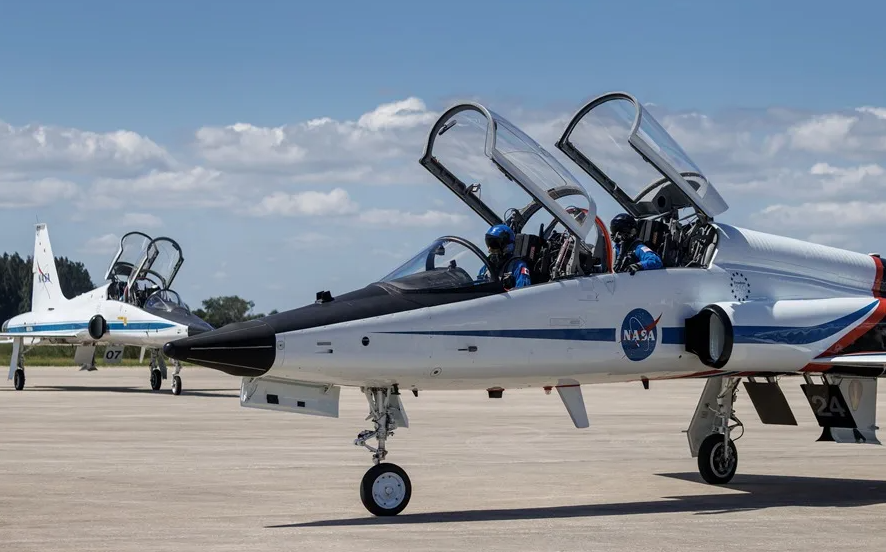 Los miembros de la misión Crew-13 de la NASA llegan en dos aviones T-38 de la agencia a las instalaciones de aterrizaje de transbordadores