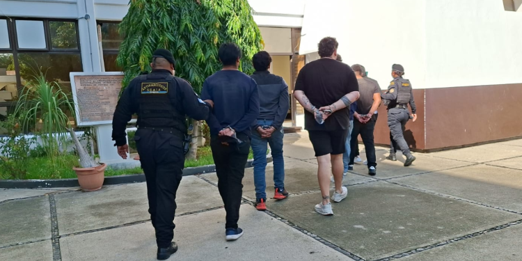 Como resultado del procedimiento, los agentes recuperaron ambos automotores y realizaron la captura de seis personas. / Foto: PNC