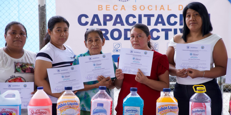 Mujeres beneficiarias de la Beca Social de Capacitación Productiva. / Foto: Mides.