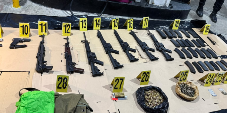 PNC decomisa fusiles, pistolas, municiones y drogas en Villa Canales