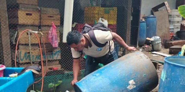 Casa por casa: Ministerio de Salud refuerza la prevención del dengue en San Luis, Petén