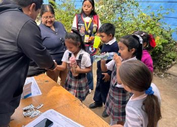 Salud llega a las aulas de Salamá con jornadas de desparasitación y prevención