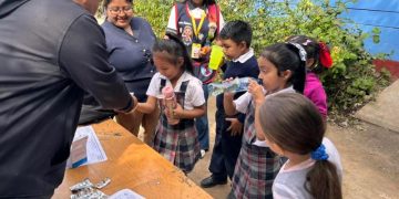 Salud llega a las aulas de Salamá con jornadas de desparasitación y prevención