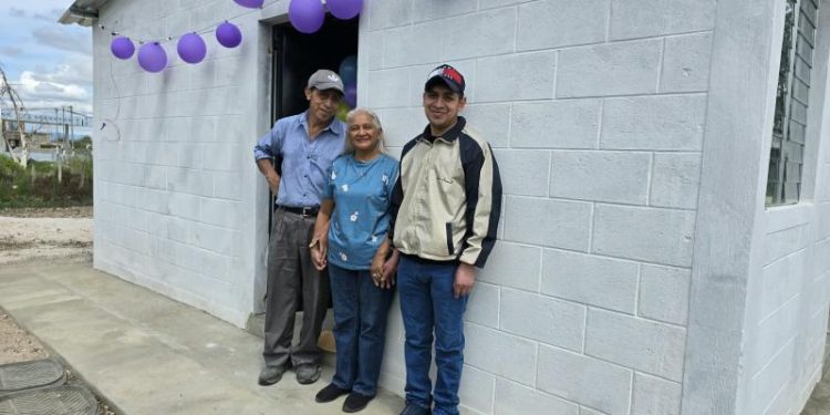 Familia Zapeta, beneficiaria de un subsidio habitacional./Foto: Fopavi.