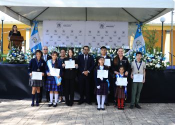 Mineduc reconoce a 38 estudiantes sobresalientes del departamento de Guatemala
