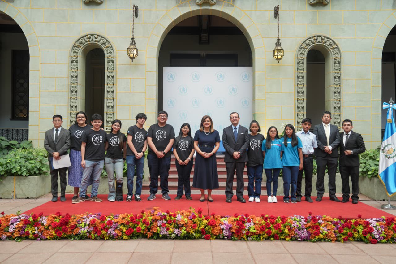 Karin Herrera juramenta a niños y jóvenes que representarán a Guatemala en competencias de matemática y robótica