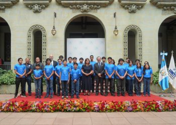 Karin Herrera juramenta a niños y jóvenes que representarán a Guatemala en competencias de matemática y robótica