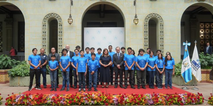 Karin Herrera juramenta a niños y jóvenes que representarán a Guatemala en competencias de matemática y robótica