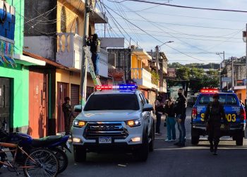 Agentes de la PNC desinstalan cámaras clándestinas. (Foto: PNC)