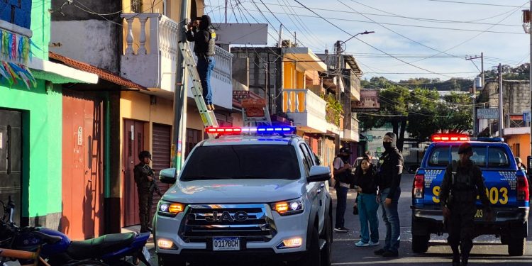 Agentes de la PNC desinstalan cámaras clándestinas. (Foto: PNC)