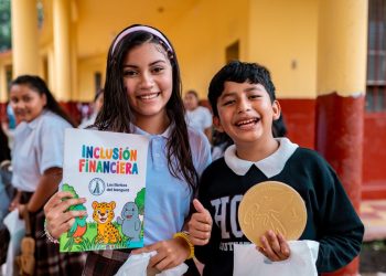 Banguat acerca educación financiera a estudiantes de Santa Rosa. / Foto: Banguat.