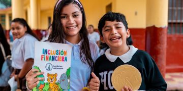 Banguat acerca educación financiera a estudiantes de Santa Rosa. / Foto: Banguat.