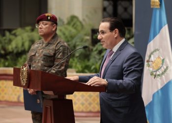 El ministro de Gobernación, Marco Antonio Villeda, y el ministro de la Defensa, Henry Sáenz, anunciaron este viernes un operativo conjunto para liberar los bloqueos. / Foto: Noé Pérez