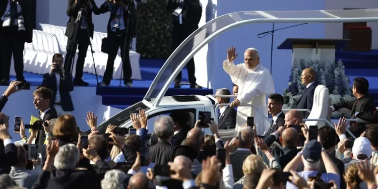 El papa pide a los fieles que recen en octubre el rosario para que cesen las guerras