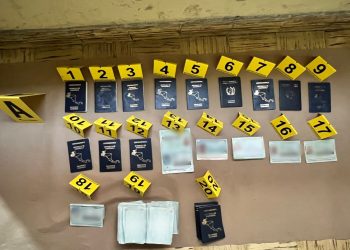 Pasaportes y documentos de identificación figuran entre los indicios localizados durante el allanamiento en la zona 1 capitalina. / Foto: PNC.