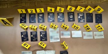 Pasaportes y documentos de identificación figuran entre los indicios localizados durante el allanamiento en la zona 1 capitalina. / Foto: PNC.