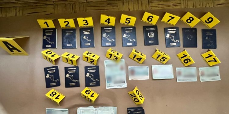 Pasaportes y documentos de identificación figuran entre los indicios localizados durante el allanamiento en la zona 1 capitalina. / Foto: PNC.