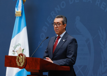 Ministro Menkos destaca lo cerca que se encuentra Guatemala de conseguir el grado de inversión. (Foto: Gilbert García)