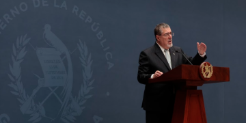 El presidente Arévalo compartió una propuesta que se encuentran trabajando para mitigar el aumento del precio del diésel. (Foto: Noé Pérez)