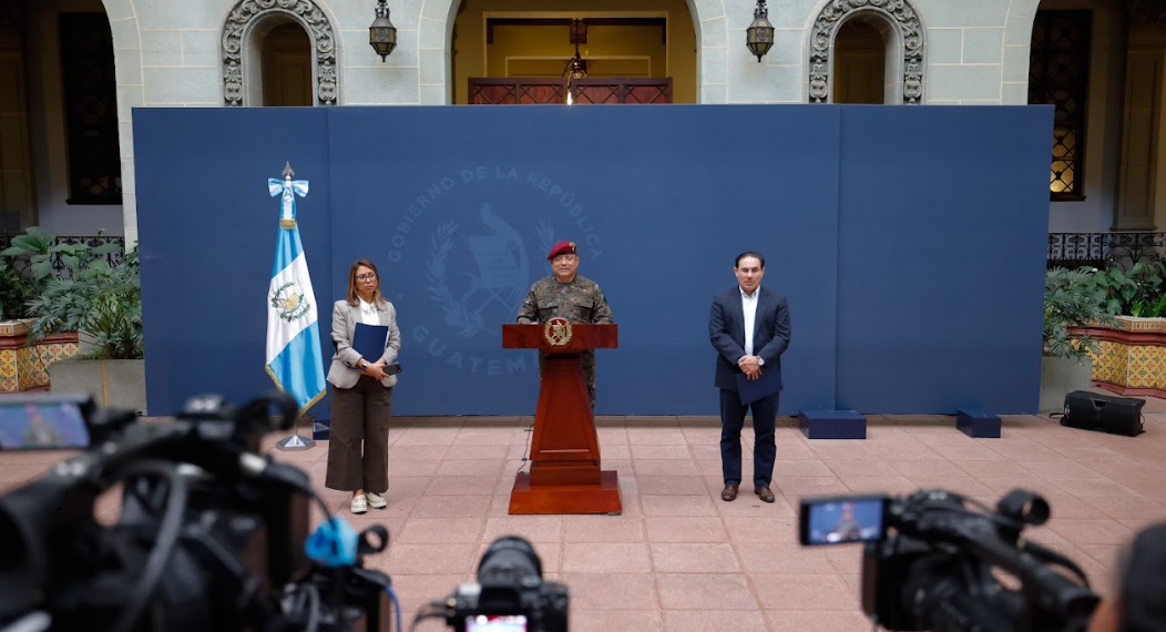 Ministros de Gobernación y Defensa compartieron acciones para restablecer el orden nacional. (Foto: Gilbert García)