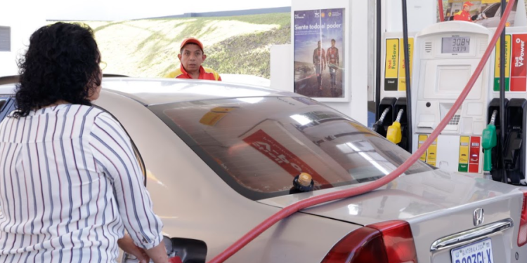 La ley suspende temporalmente el IDP y el IVA a los combustibles. (Foto: archivo)