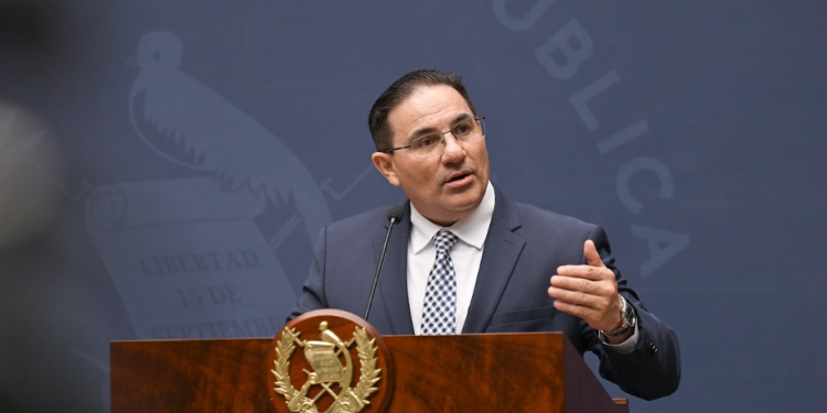 Ministro de Gobernación comparte el resultado de acciones de seguridad contra pandillas. / Foto: Álvaro Interiano.