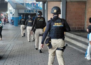 Los agentes efectuaron recorridos y registros preventivos a personas durante el retorno a casa de cientos de usuarios del transporte colectivo. / Foto: PNC
