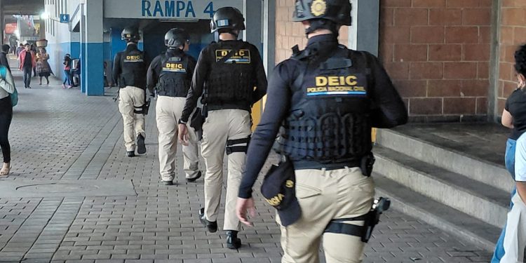 Los agentes efectuaron recorridos y registros preventivos a personas durante el retorno a casa de cientos de usuarios del transporte colectivo. / Foto: PNC