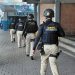 Los agentes efectuaron recorridos y registros preventivos a personas durante el retorno a casa de cientos de usuarios del transporte colectivo. / Foto: PNC