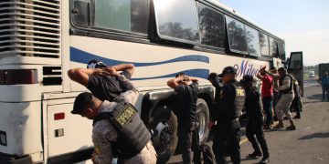 Durante los operativos, agentes de la PNC identifican a personas que se movilizan en vehículos, motocicletas y autobuses. / Foto: PNC