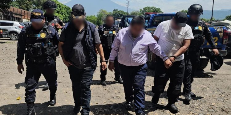 Al momento de la captura, los tres individuos aseguraron ser investigadores de la PNC. / Foto: PNC