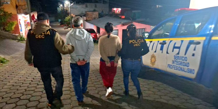 Pareja con nueve órdenes de captura. / Foto: PNC
