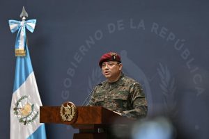 Ministro de la Defensa Henry Saenz. / Foto: Álvaro Interiano