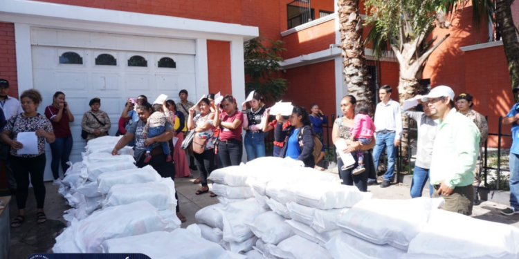 Entregan raciones de alimentos para niños diagnosticados con desnutrición aguda en Jutiapa