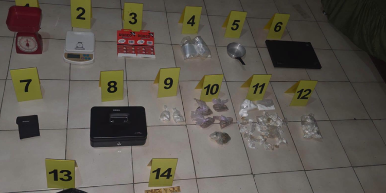 Allanamiento en Nuevo San Carlos permite localizar posibles drogas y otros indicios