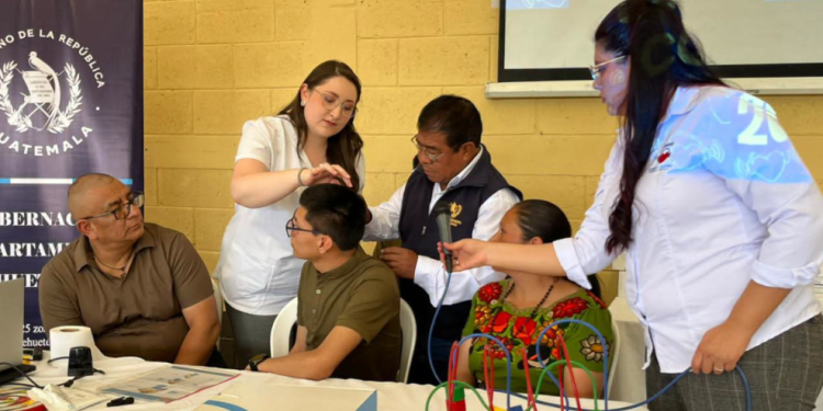 17 familias de Huehuetenango reciben procesadores para implantes cocleares