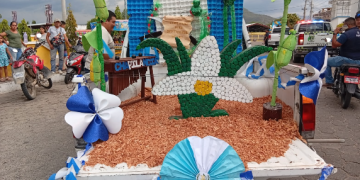 Desfile institucional de carrozas celebra la independencia patria en Zacapa