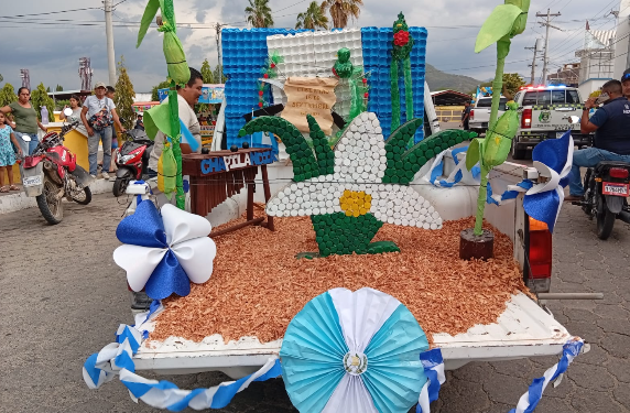 Desfile institucional de carrozas celebra la independencia patria en Zacapa