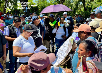 Gobernadora de Escuintla media para liberar paso en el kilómetro 95 de la RN-14