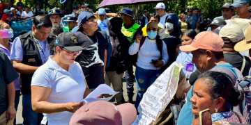 Gobernadora de Escuintla media para liberar paso en el kilómetro 95 de la RN-14