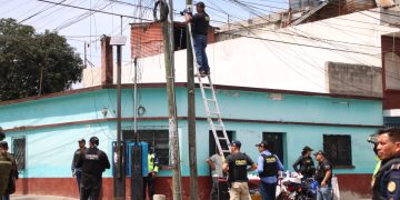 PNC retira cámaras clandestinas vinculadas al Barrio 18 en zona 18