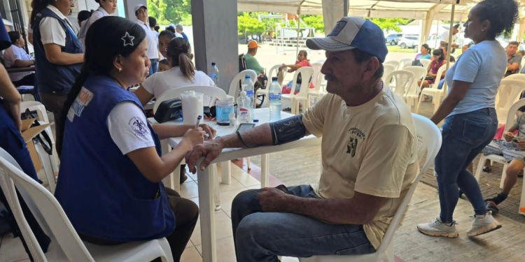 Acercan servicios de salud a comunidades de Iztapa, Escuintla