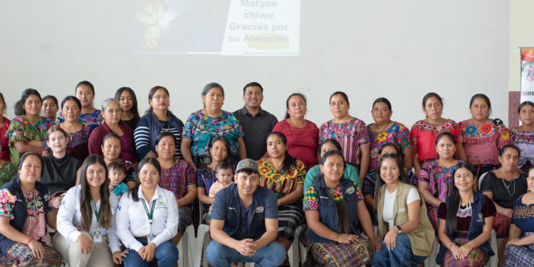 Mujeres de Cubulco reciben taller sobre protección del medio ambiente