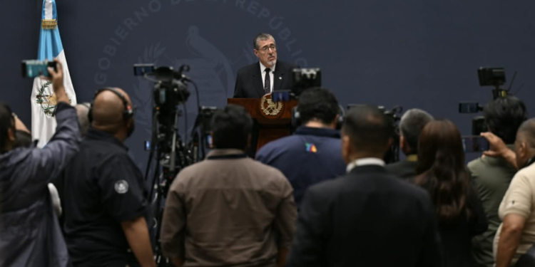 Presidente Arévalo: “Mañana las facturas del combustible serán más bajas”