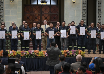 Presidente Arévalo reconoce mérito de colaboradores de SAAS durante entrega de certificación de competencias