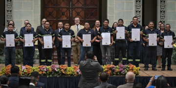 Presidente Arévalo reconoce mérito de colaboradores de SAAS durante entrega de certificación de competencias