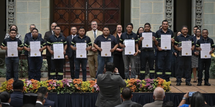 Presidente Arévalo reconoce mérito de colaboradores de SAAS durante entrega de certificación de competencias